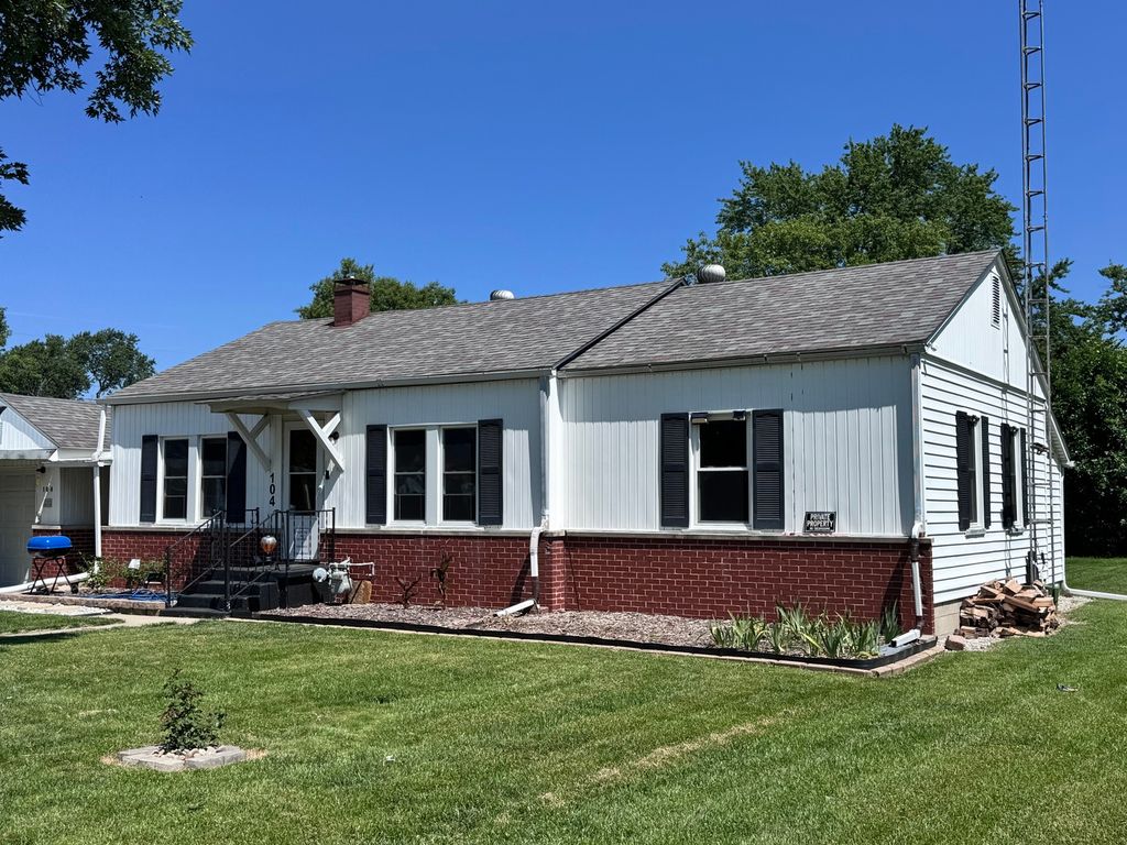 Image 4 of property listing at 104 E Poplar Street, Odin, IL 62870