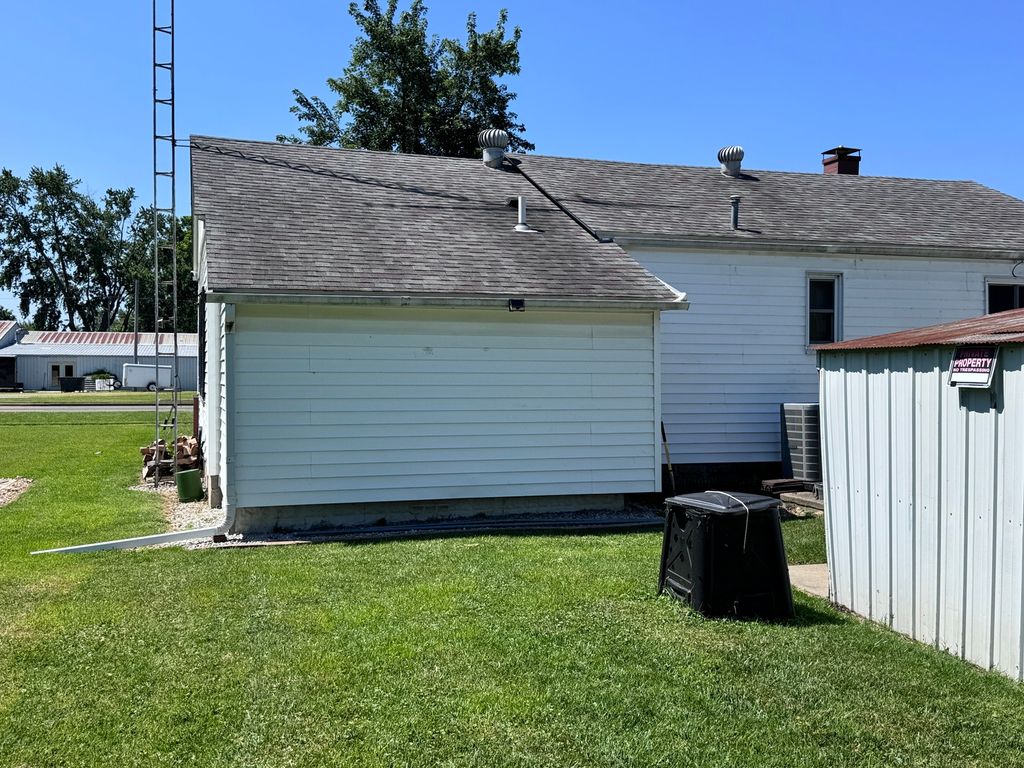 Image 32 of property listing at 104 E Poplar Street, Odin, IL 62870