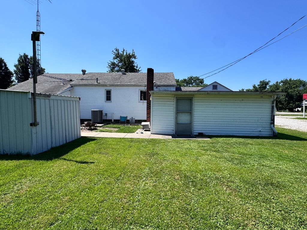 Image 33 of property listing at 104 E Poplar Street, Odin, IL 62870