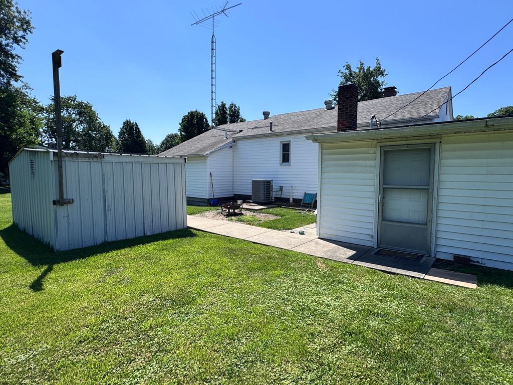 Image 34 of property listing at 104 E Poplar Street, Odin, IL 62870