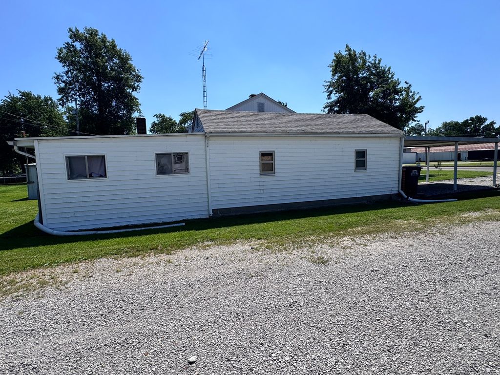 Image 35 of property listing at 104 E Poplar Street, Odin, IL 62870