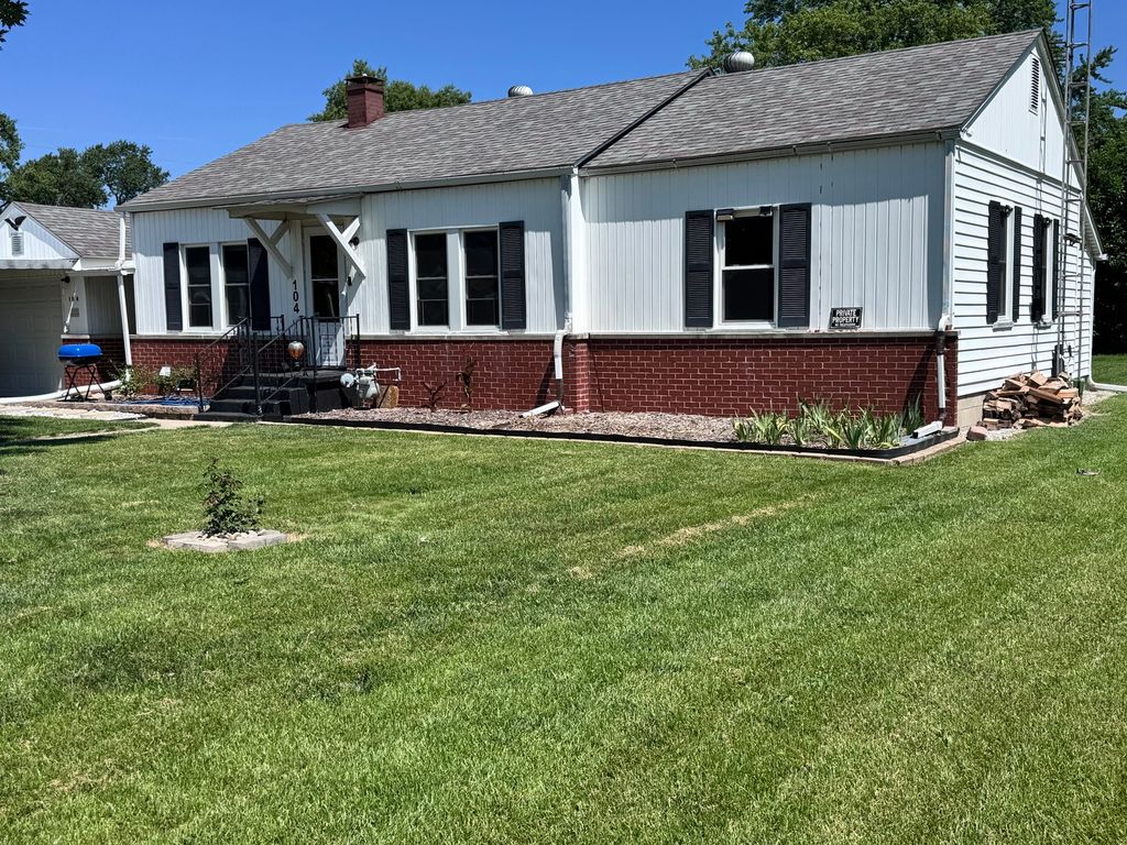 Image 38 of property listing at 104 E Poplar Street, Odin, IL 62870