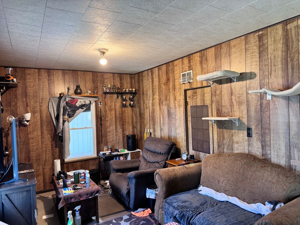 Image 5 of property listing at 104 E Poplar Street, Odin, IL 62870