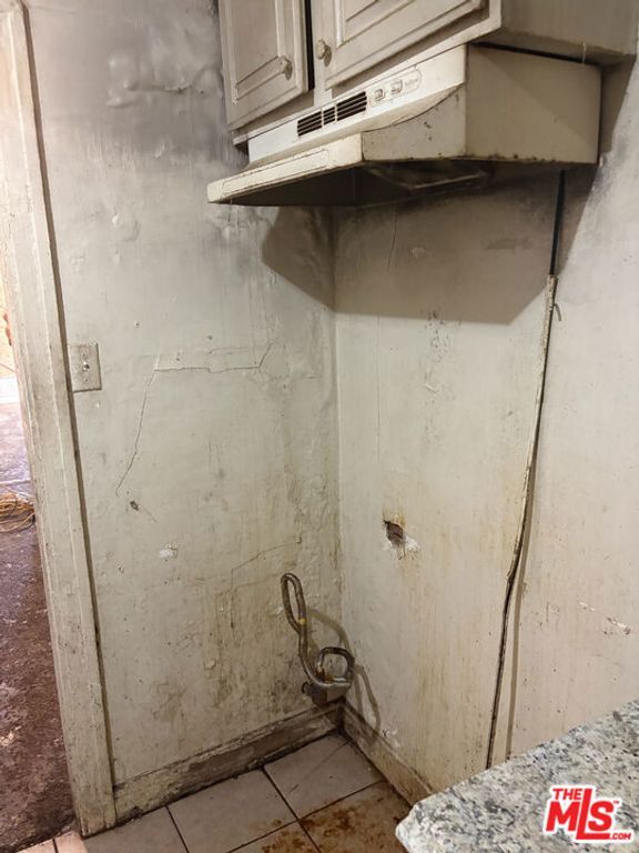 Image 10 of property listing at 5214 Cimarron Street 5216, Los Angeles, CA 90062