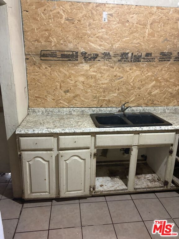 Image 12 of property listing at 5214 Cimarron Street 5216, Los Angeles, CA 90062