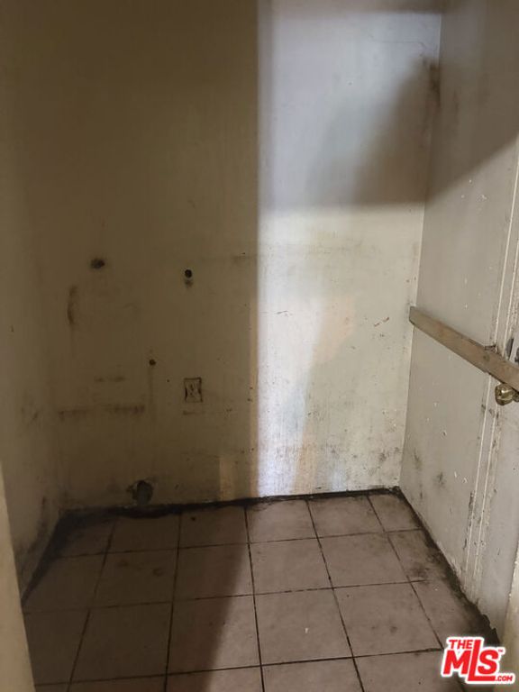 Image 13 of property listing at 5214 Cimarron Street 5216, Los Angeles, CA 90062