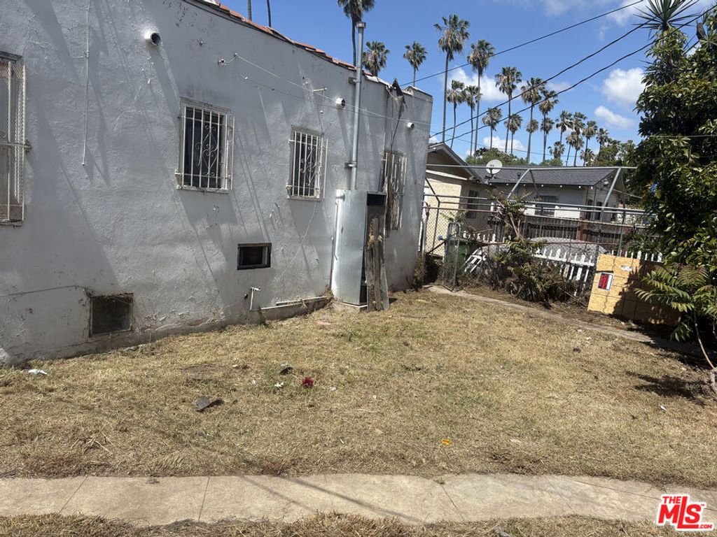 Image 24 of property listing at 5214 Cimarron Street 5216, Los Angeles, CA 90062