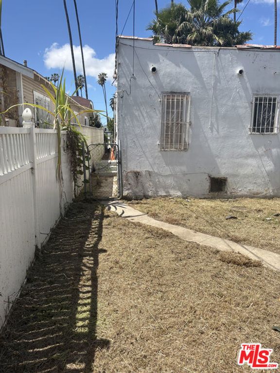 Image 25 of property listing at 5214 Cimarron Street 5216, Los Angeles, CA 90062