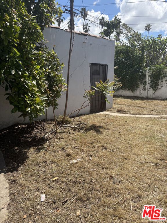 Image 27 of property listing at 5214 Cimarron Street 5216, Los Angeles, CA 90062