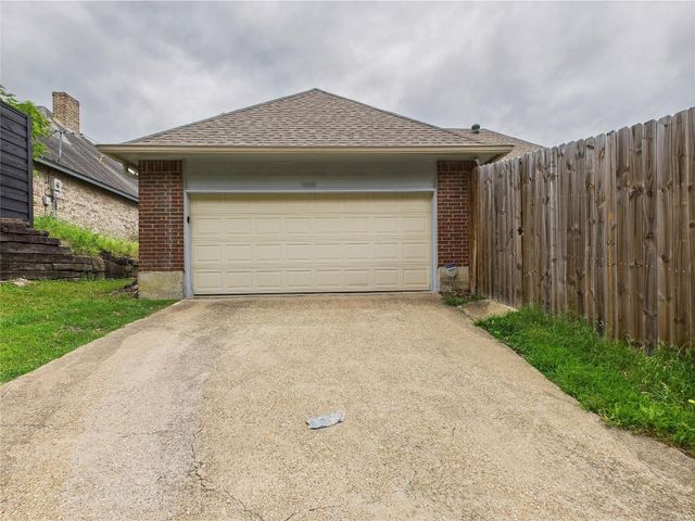 1120 Canyon Ridge Drive, Desoto, TX 75115