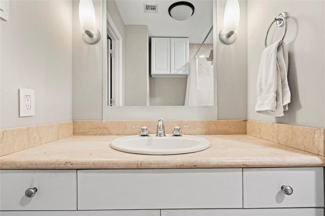 915 Franklin Street 8J, Houston, TX 77002