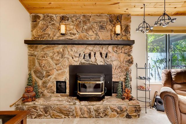 11594 Alta Sierra Dr, Grass Valley, CA 95949