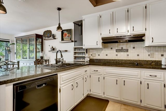11594 Alta Sierra Dr, Grass Valley, CA 95949