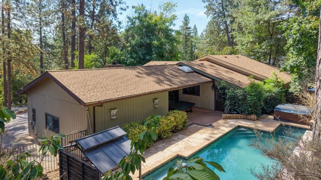 11594 Alta Sierra Dr, Grass Valley, CA 95949