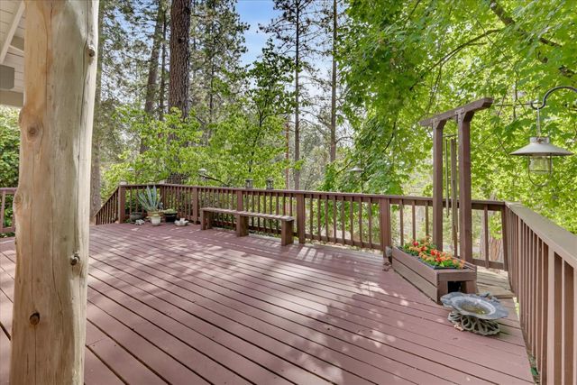 11594 Alta Sierra Dr, Grass Valley, CA 95949