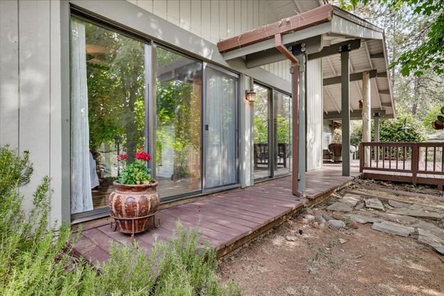 11594 Alta Sierra Dr, Grass Valley, CA 95949