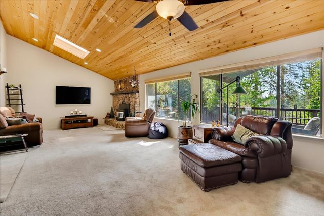 11594 Alta Sierra Dr, Grass Valley, CA 95949