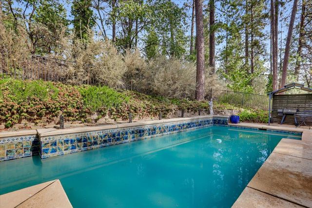 11594 Alta Sierra Dr, Grass Valley, CA 95949