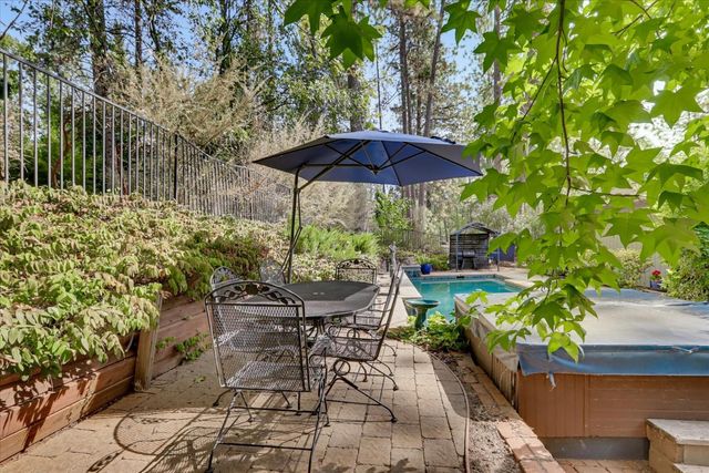 11594 Alta Sierra Dr, Grass Valley, CA 95949