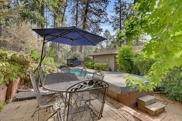 11594 Alta Sierra Dr, Grass Valley, CA 95949