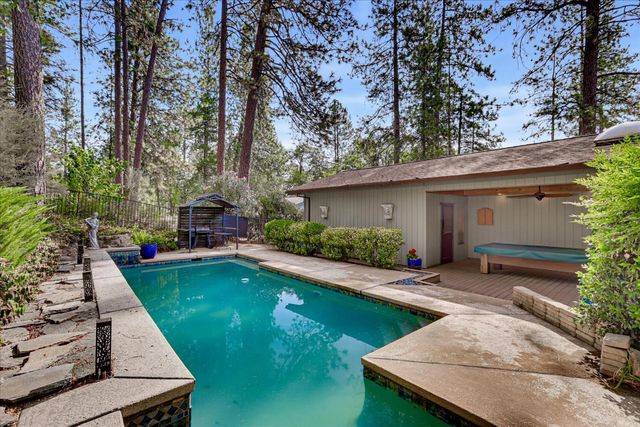 11594 Alta Sierra Dr, Grass Valley, CA 95949