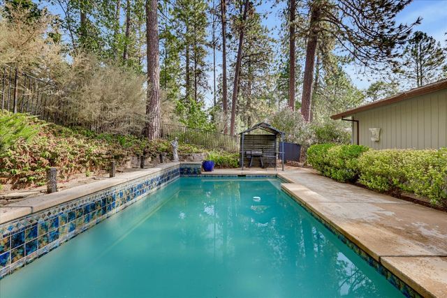 11594 Alta Sierra Dr, Grass Valley, CA 95949