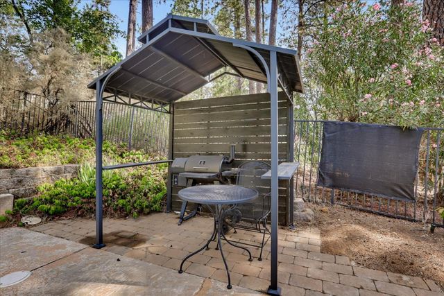 11594 Alta Sierra Dr, Grass Valley, CA 95949