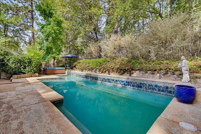 11594 Alta Sierra Dr, Grass Valley, CA 95949