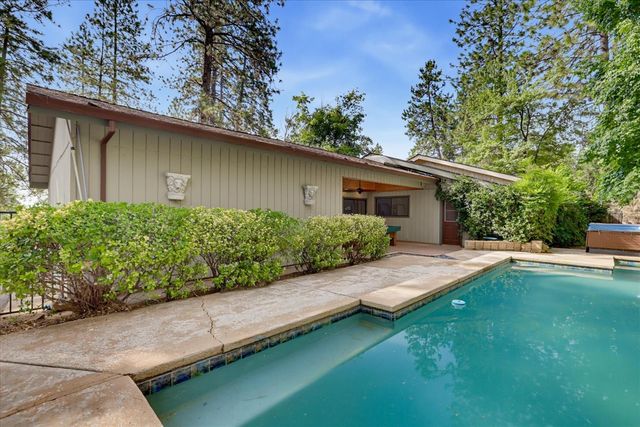 11594 Alta Sierra Dr, Grass Valley, CA 95949
