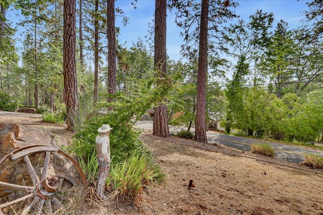 11594 Alta Sierra Dr, Grass Valley, CA 95949