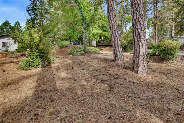 11594 Alta Sierra Dr, Grass Valley, CA 95949