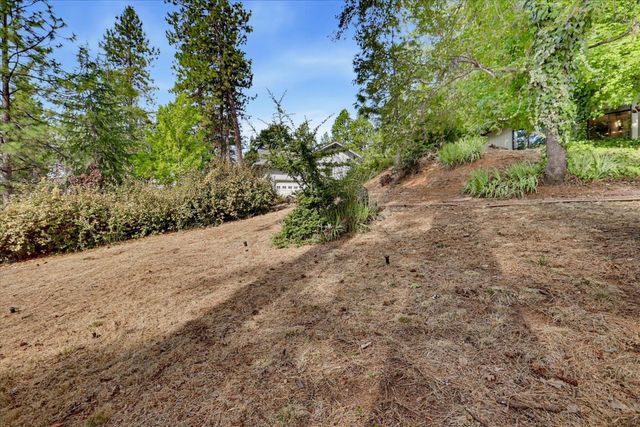 11594 Alta Sierra Dr, Grass Valley, CA 95949