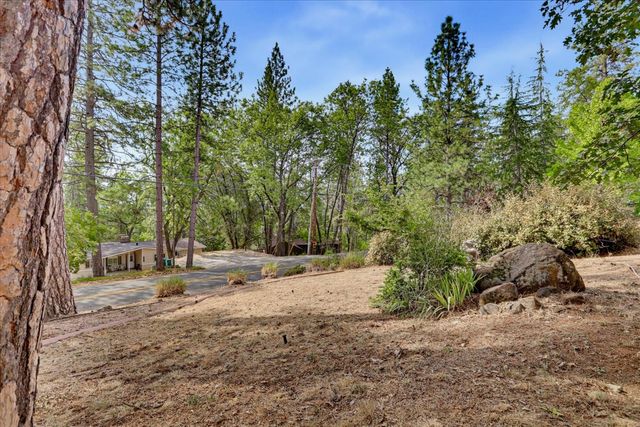 11594 Alta Sierra Dr, Grass Valley, CA 95949