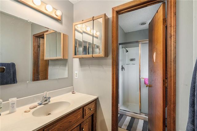 700 E 171ST Street, Loch Lloyd, MO 64012