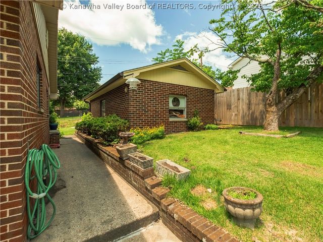 1402 Grishaber Street, South Charleston, WV 25303