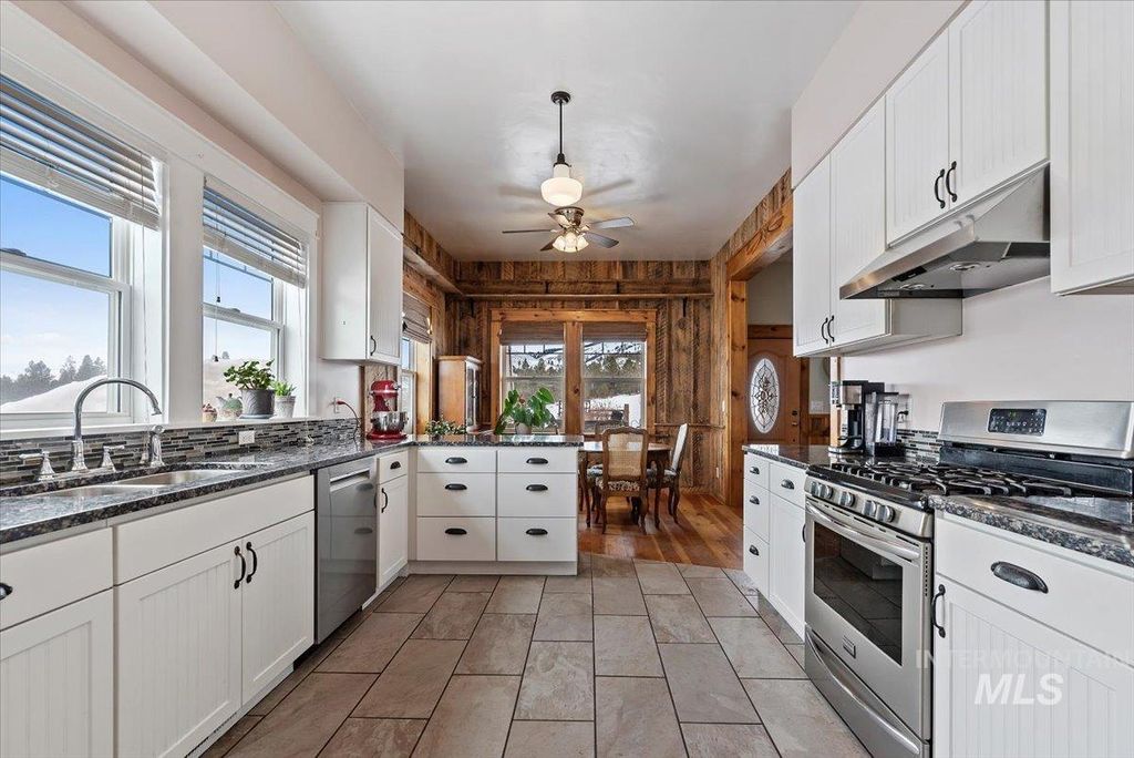 675 W Russell Dr, Prairie, ID 83647 photo 2