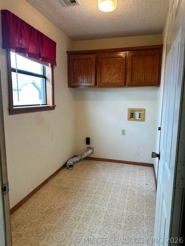 1400 Damon Drive, Pryor, OK 74361