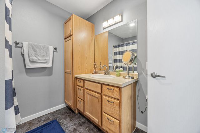 1030 Oak Place, West Fargo, ND 58078