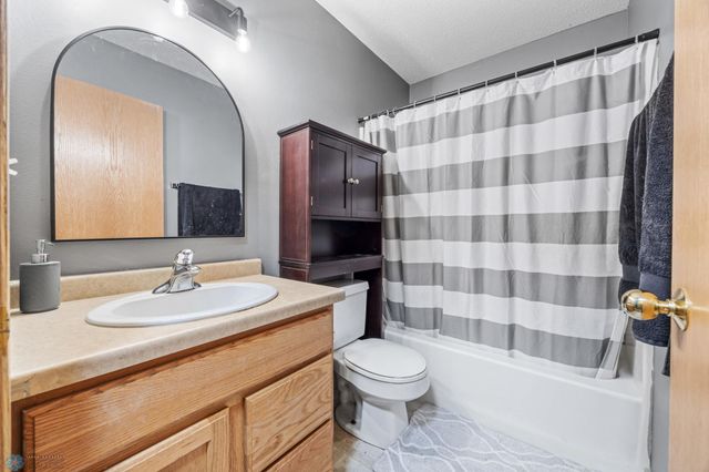 1030 Oak Place, West Fargo, ND 58078