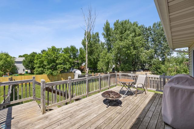 1030 Oak Place, West Fargo, ND 58078