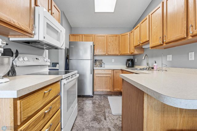 1030 Oak Place, West Fargo, ND 58078