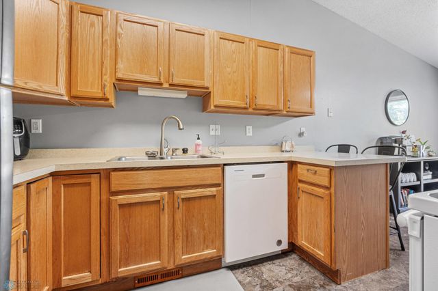 1030 Oak Place, West Fargo, ND 58078