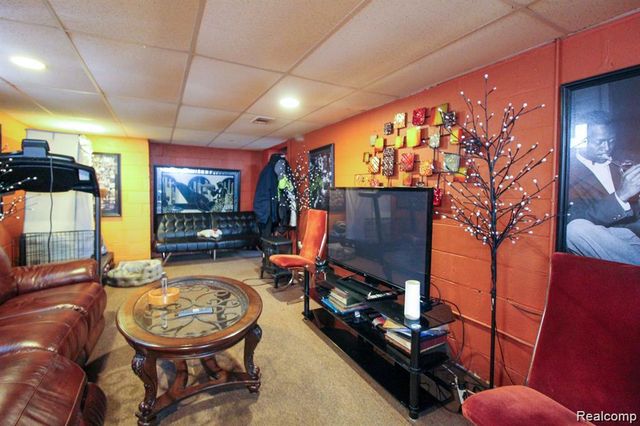 8411 Grandville Avenue, Detroit, MI 48228