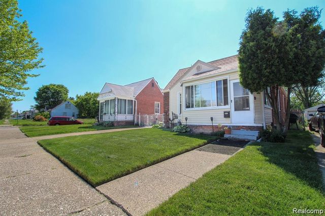 8411 Grandville Avenue, Detroit, MI 48228