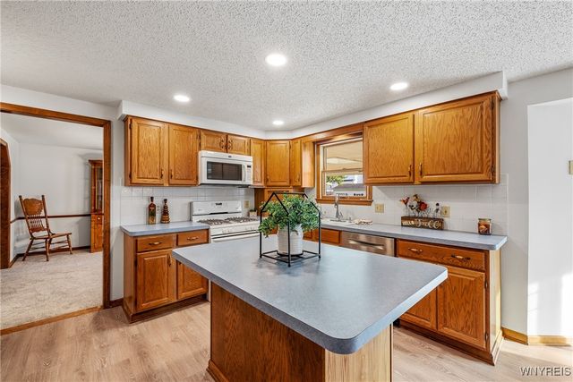 44 Southpoint Drive, Lancaster, NY 14086