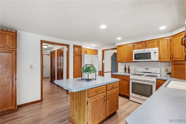 44 Southpoint Drive, Lancaster, NY 14086