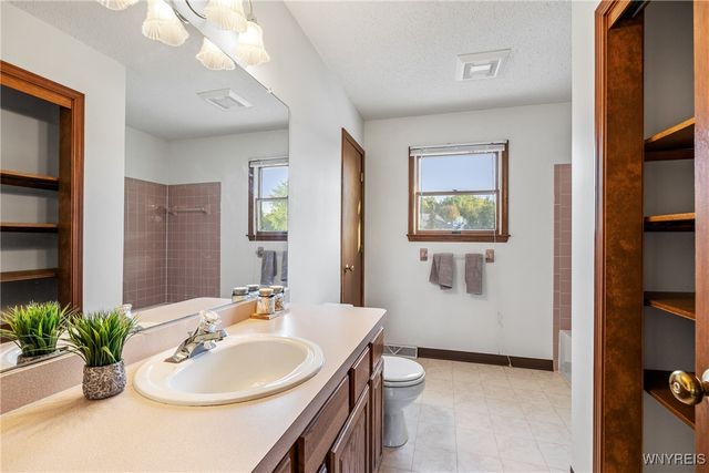 44 Southpoint Drive, Lancaster, NY 14086