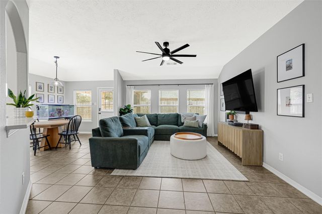 9135 Creekside Drive, Hitchcock, TX 77563