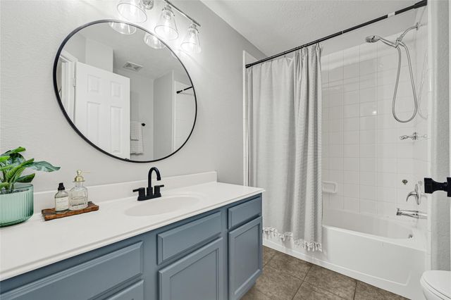 9135 Creekside Drive, Hitchcock, TX 77563