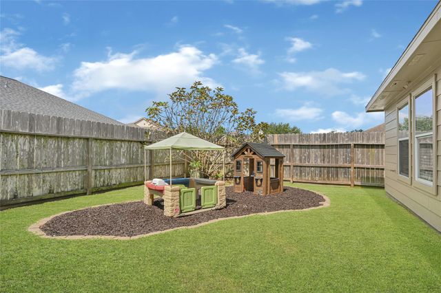 9135 Creekside Drive, Hitchcock, TX 77563